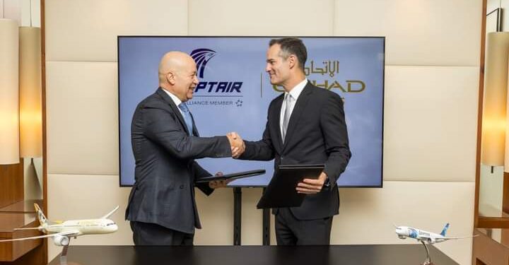 مصر للطيران والاتحاد للطيران توقعان مذكرة تفاهم لتعزيز الشراكة