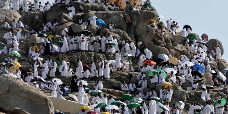 بدء توافد الحجاج على صعيد عرفات لأداء الركن الأعظم من الحج