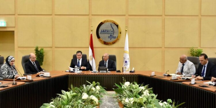 وزير النقل يعقد جلسة مباحثات هامة مع وزير الاقتصاد الوطني بالمجر