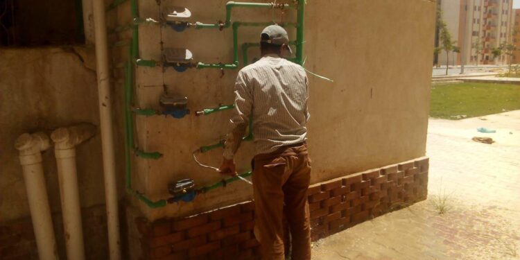 بالعاشر من رمضان والشروق.. حملات إزالة وصلات المياه الخلسة وتحصيل المديونيات