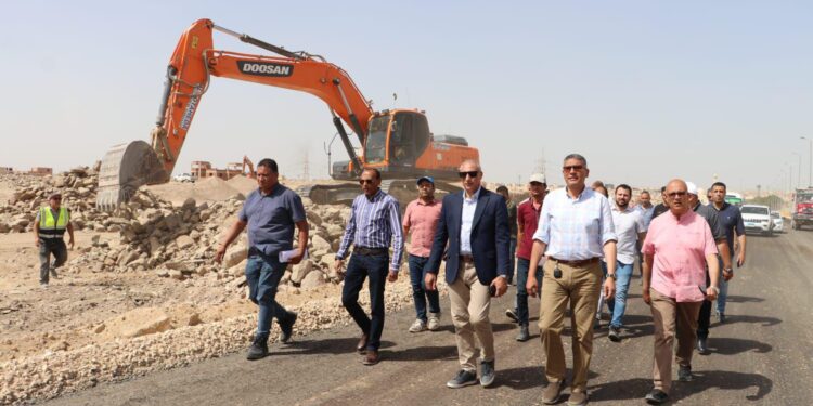 نائب رئيس هيئة المجتمعات العمرانية يتابع سير العمل والخدمات المقدمة للمواطنين بالشيخ زايد وأكتوبر