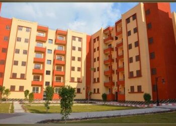 وزير الإسكان يشدد على تسليم الوحدات السكنية للعملاء المقبولين في مواعيدها المقررة
