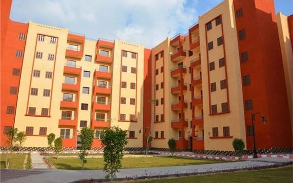 وزير الإسكان يشدد على تسليم الوحدات السكنية للعملاء المقبولين في مواعيدها المقررة
