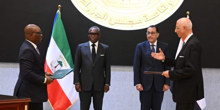 رئيس الوزراء ونائب رئيس غينيا الاستوائية يشهدان توقيع مُذكرة تفاهم في التعاون الأمني