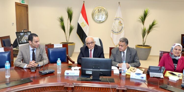 وزير التربية والتعليم يتابع ثاني أيام امتحانات الثانوية العامة من خلال غرفة العمليات المركزية بالوزارة