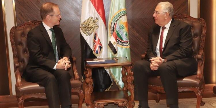 وزير الزراعة يلتقى سفير بريطانيا في القاهرة ويبحث معه التعاون بين البلدين