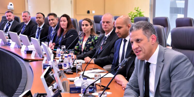 وزير الطيران المدنى يلتقي بنائب السفير البريطانى ورئيس غرفة التجارة المصرية البريطانية