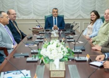 وزير الإنتاج الحربي يستقبل ممثلي شركة “بابيريوس”