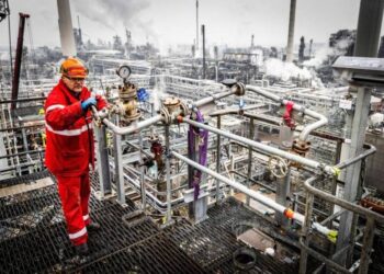 النفط يرتفع 1% بعد تغلب التفاؤل إزاء خفض سعر الفائدة على مخاوف الطلب