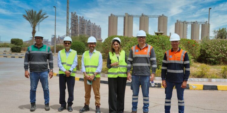 مصنع لافارج مصر بالعين السخنة يستقبل وفدًا من مؤسسة سويسرا العالمية SGE