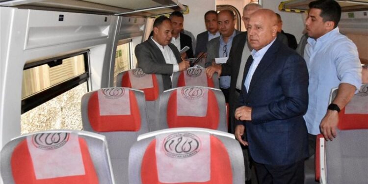 وزير النقل يجرى جولة تفقدية بمحطة مصر بالإسكندرية