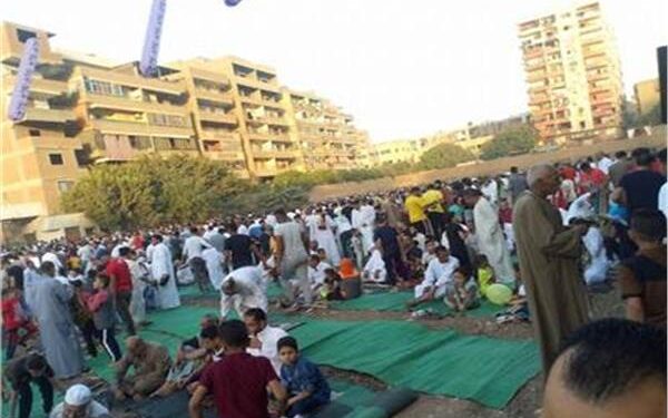 توافد المصلين إلى ساحات المساجد لأداء صلاة عيد الأضحى المبارك