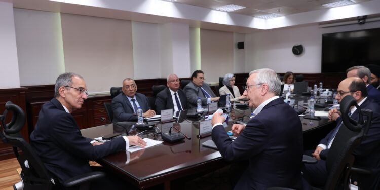 وزير الاتصالات يبحث توسع نوكيا فى تصنيع الهواتف المحمولة بمصر وتصديرها