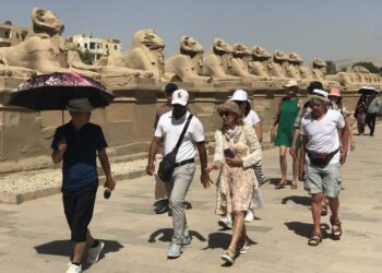إقبال سياحى مميز على معابد الأقصر رغم موجة الطقس الحارة في الجنوب