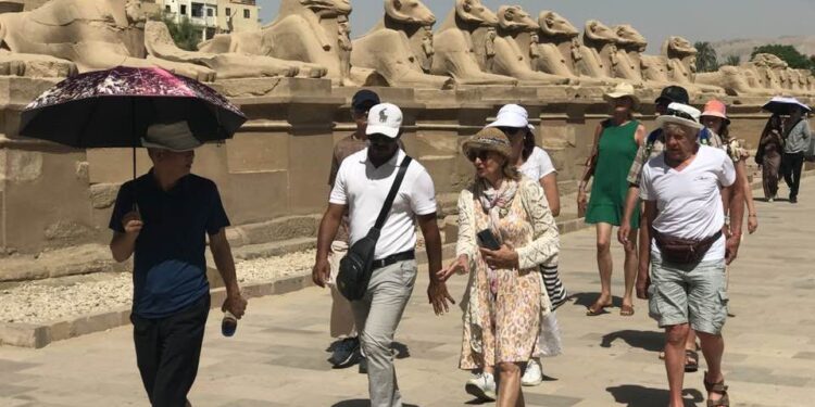 إقبال سياحى مميز على معابد الأقصر رغم موجة الطقس الحارة في الجنوب