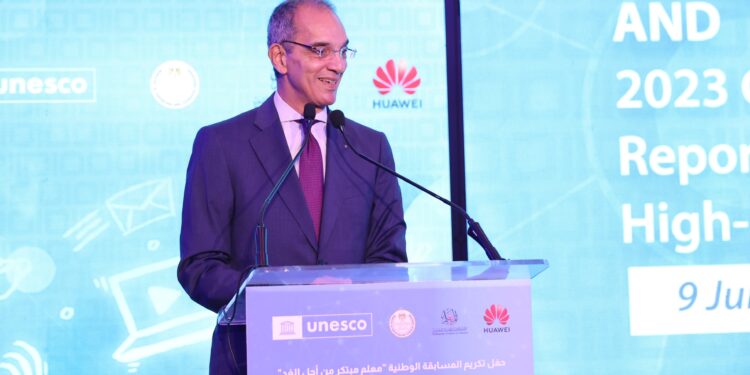 وزير الاتصالات: نتعاون مع التعليم لتطوير مناهج تكنولوجيا المعلومات