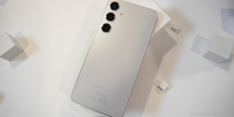 سامسونج تطلق نسخة رخيصة من هاتف Galaxy S24 الأسطوري الرائع