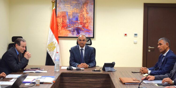 نائب وزير الإسكان يؤكد دعم شركات القطاع الخاص للمشاركة في تنفيذ مشروعات المرافق وتوطين الصناعات