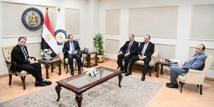 وزير البترول يعقد جلسة مباحثات مع زاك كراوتش نائب رئيس شركة بيكر هيوز