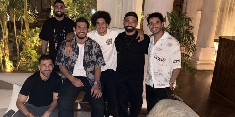 محمد صلاح في أحدث ظهور مع حجازي وعبد الله السعيد