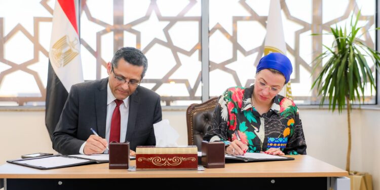 ياسمين فؤاد والبلشى يوقعان بروتوكول تعاون بين وزارة البيئة ونقابة الصحفيين لرفع الوعى البيئى