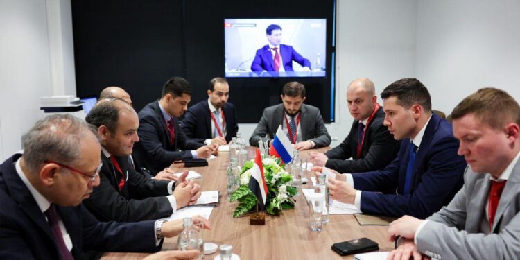 وزير التجارة والصناعة يبحث مع نظيره الروسي ملفات التعاون المشترك بين البلدين