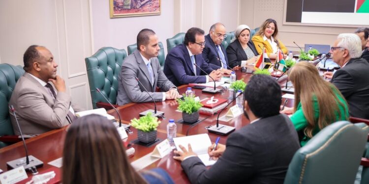 نائب رئيس مجلس الوزراء ووزير الصحة يستقبل وزير الصحة الفلسطيني لمناقشة تعزيز التعاون