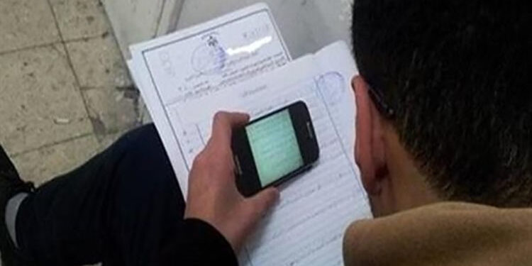 ضبط الشخص المسئول عن تصوير أجزاء من أسئلة امتحان مادة اللغة الإنجليزية بلجنة بالشرقية