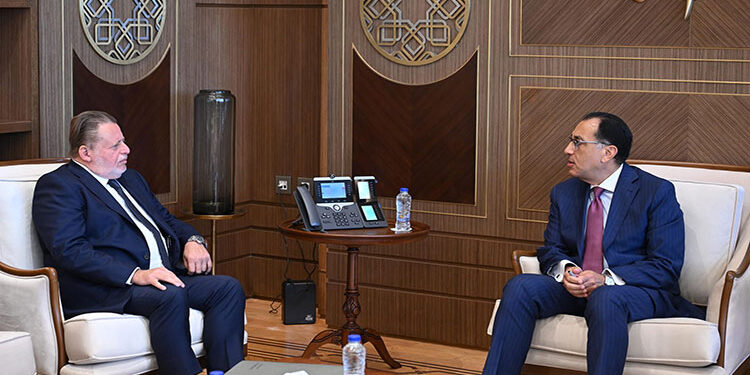 رئيس الوزراء يلتقي محافظ البنك المركزي