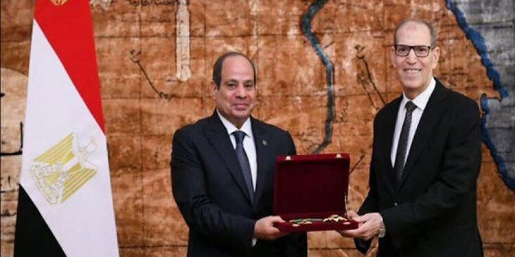 الرئيس السيسى يمنح المستشارين عادل عزب وحافظ عباس وسام الجمهورية من الطبقة الأولى