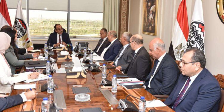 خلال أولى اجتماعاته.. وزير قطاع الأعمال: نستهدف دعم الصناعة الوطنية وتعزيز الشراكة مع القطاع الخاص