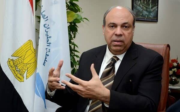 وزير الطيران يوجه رسالة لجميع العاملين