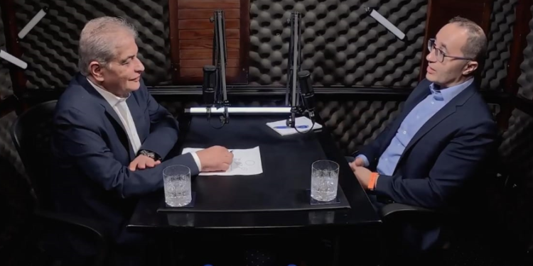 طه خليفة مع أسامة كمال.. إنتل تجري 5 عمليات تكنولوجية في 4 سنوات