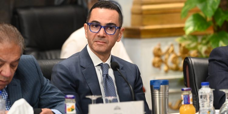 وزير الاستثمار يلتقي وفد شركة جنرال إليكتريك هيلث كير لاستعراض خططها الحالية والمستقبلية