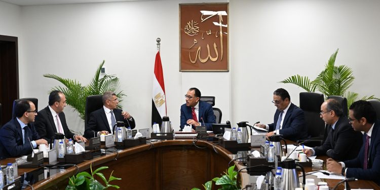 رئيس الوزراء يتابع مع الرئيس التنفيذي لوكالة الفضاء المصرية عدداً من ملفات العمل