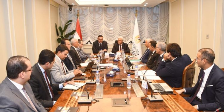 وزيرا الإسكان والتعليم العالي يستعرضان موقف تنفيذ وتشغيل جامعتى العلمين والمنصورة الأهليتين