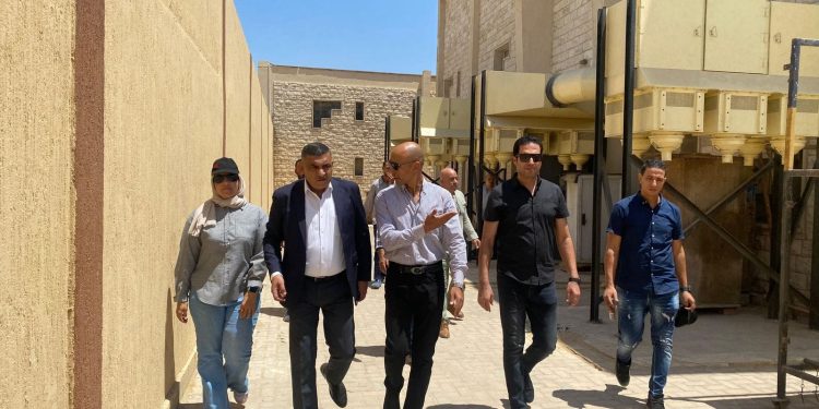 وزير الإسكان يتابع سير العمل بمنظومة مياه الشرب والصرف بالقاهرة الجديدة