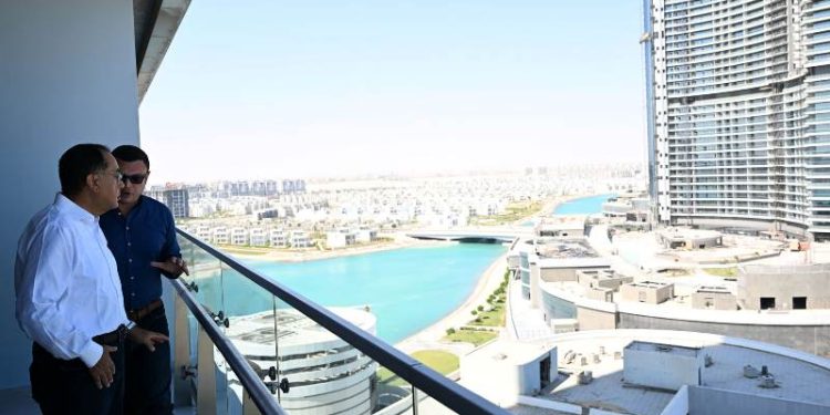 رئيس الوزراء يتفقد عددا من الوحدات السكنية والشاليهات التى يتم تسليمها اليوم بمدينة العلمين الجديدة