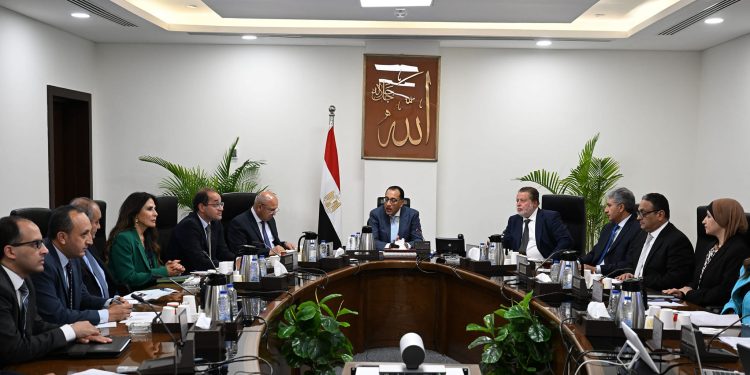 رئيس الوزراء يتابع الإجراءات التنفيذية لمبادرات دعم القطاعات الإنتاجية “الصناعة والزراعة” والسياحة