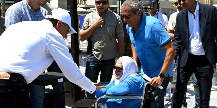 رئيس الوزراء يسلم عقود عدد من الوحدات السكنية المتنوعة بمدينة العلمين الجديدة