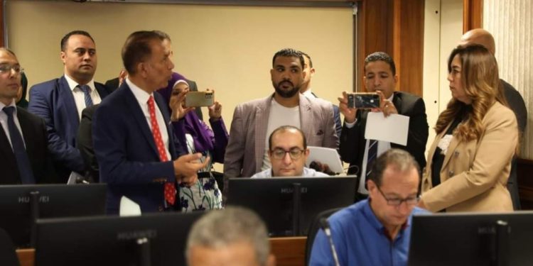 وزيرة التنمية المحلية تتفقد مع عدد من الصحفيين المعتمدين لدي الوزارة مركز السيطرة للطوارئ والسلامة العامة