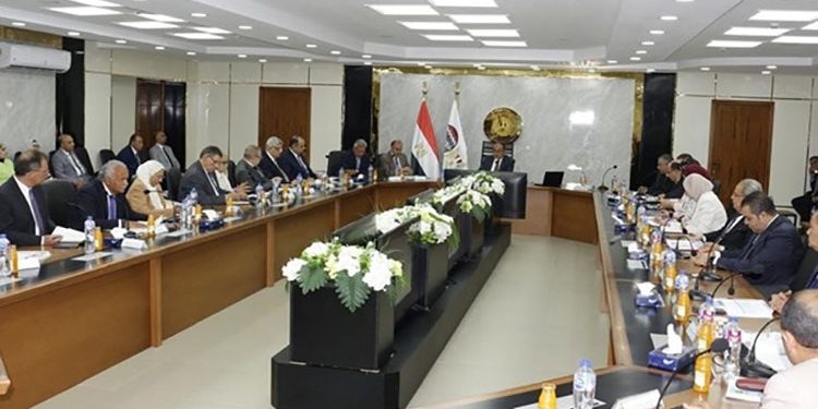 وزير قطاع الأعمال العام يترأس “عمومية القابضة للأدوية