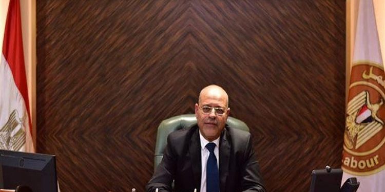 وزير العمل يدعو المواطنين العاملين بالإمارات بتسوية أوضاعهم