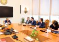 وزير الخارجية يجتمع مع قيادات وأعضاء إدارة البيئة والتغير المناخي بالوزارة