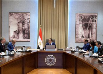 رئيس الوزراء يتابع مع وزير البترول سداد مستحقات الشركاء الأجانبية