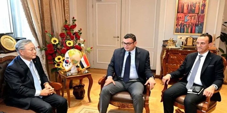 توطين الصناعة والاستثمار|وزير الإسكان يؤكد اهتمام مصر بدفع علاقات التعاون مع كوريا الجنوبية