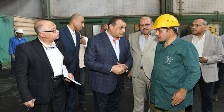 وزير الإنتاج الحربي يفاجيء قيادات وعمال “حلوان للصناعات الهندسية”