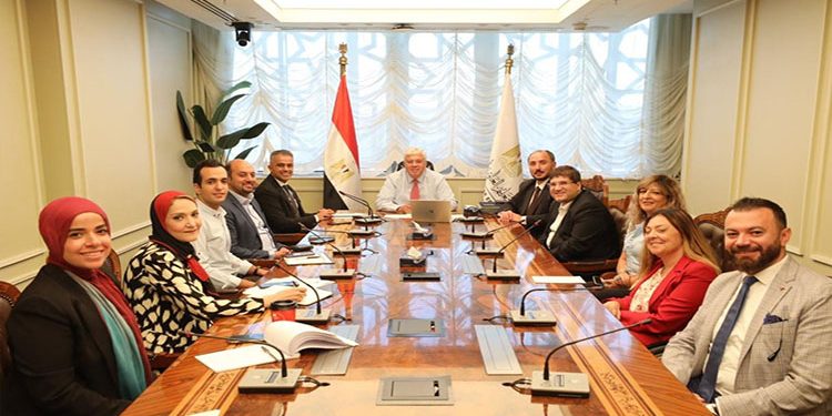 وزير التعليم العالي يجتمع بفريق عمل مؤسسة شباب القادة