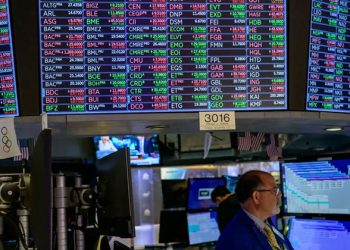 تباين أداء الأسواق الآسيوية بعد ارتفاع “وول ستريت”