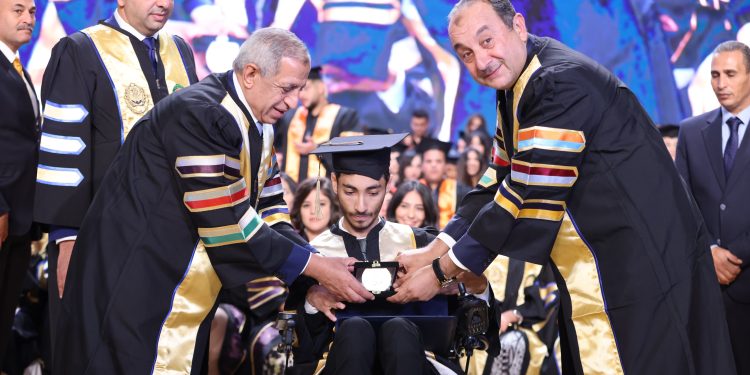 وزير قطاع الأعمال يشهد حفل تخرج دفعة جديدة من طلاب الأكاديمية العربية للعلوم والتكنولوجيا